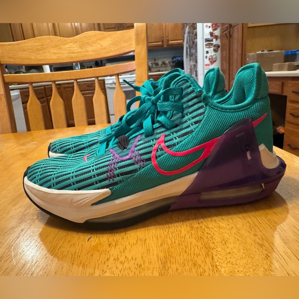 Lebron basketball shoes - Picture 2 of 8